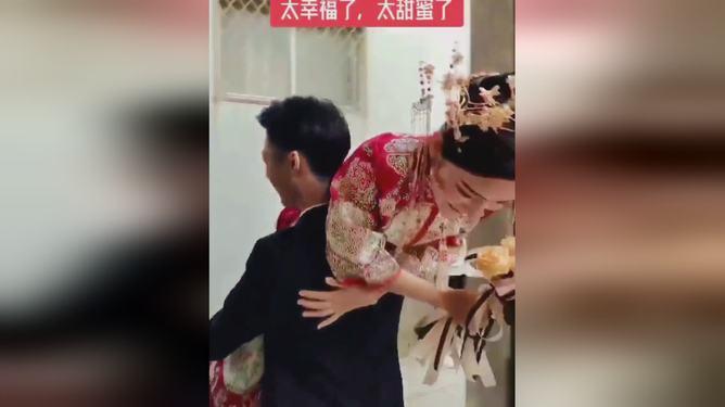 腿长的女孩子穿什么？想要展现优美线条，牛仔短裤很实用